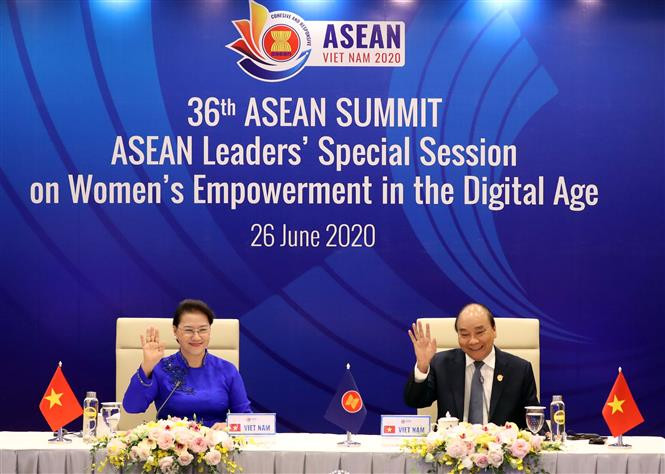 Le Premier Premier ministre vietnamien Nguyên Xuân Phuc, président de l'ASEAN en 2020, et la présidente de l'Assemblée nationale vietnamienne, Nguyên Thi Kim Ngân, présidente de l'AIPA 41, ont participé à la session spéciale des dirigeants aséaniens sur l'autonomisation des femmes à l'ère numérique. Photo: VNA