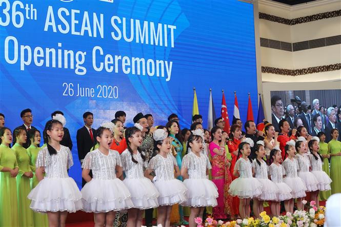 Un programme artistique a été organisé pour fêter le 36e Sommet de l'ASEAN. Photo: VNA