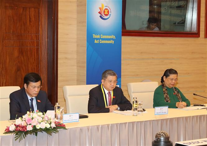 Des délégués vietnamiens présents lors de la session spéciale des dirigeants de l'ASEAN sur l'autonomisation des femmes à l'ère numérique. Photo: VNA 