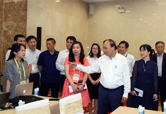 Le dirigeant vietnamien rend visite au centre de presse. Photo: VNA