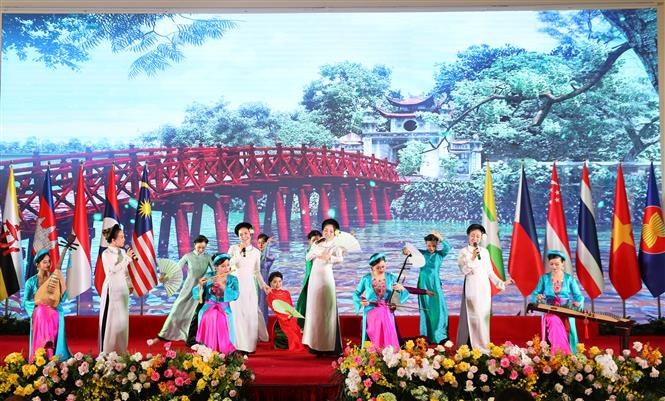 Un autre numéro artistique présenté lors de la cérémonie d'ouveture du 36e Sommet de l'ASEAN. Photo: VNA