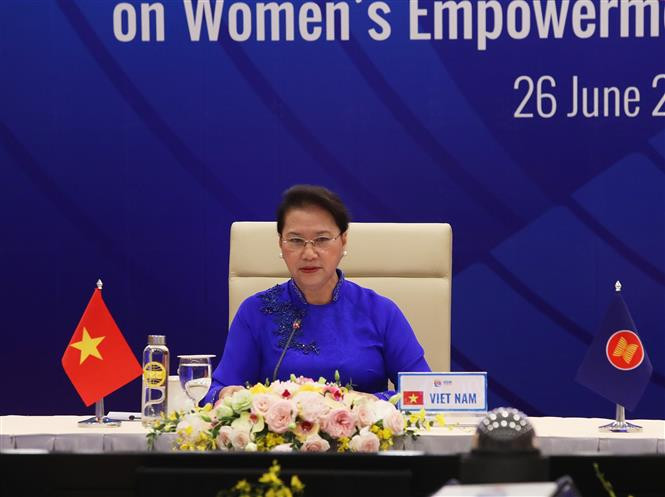La présidente de l'Assemblée nationale vietnamienne, Nguyên Thi Kim Ngân, s'exprime lors de la session spéciale des dirigeants de l'ASEAN sur l'autonomisation des femmes à l'ère numérique. Photo: VNA 
