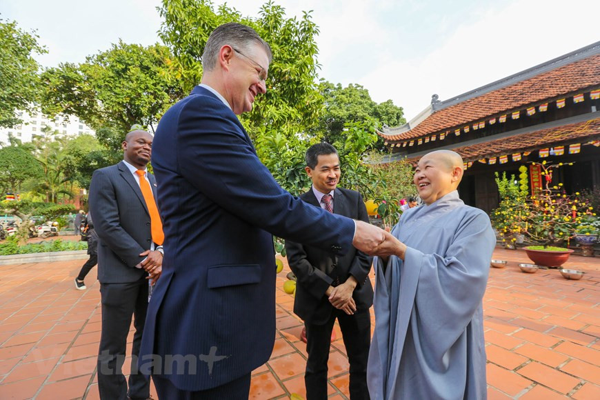 Thich Dam Thanh, bonzesse gestionnaire de la pagode de Kim Liên, a accueilli l'ambassadeur des Etats-Unis au Vietnam, Daniel J. Kritenbrink. Photo: VietnamPlus