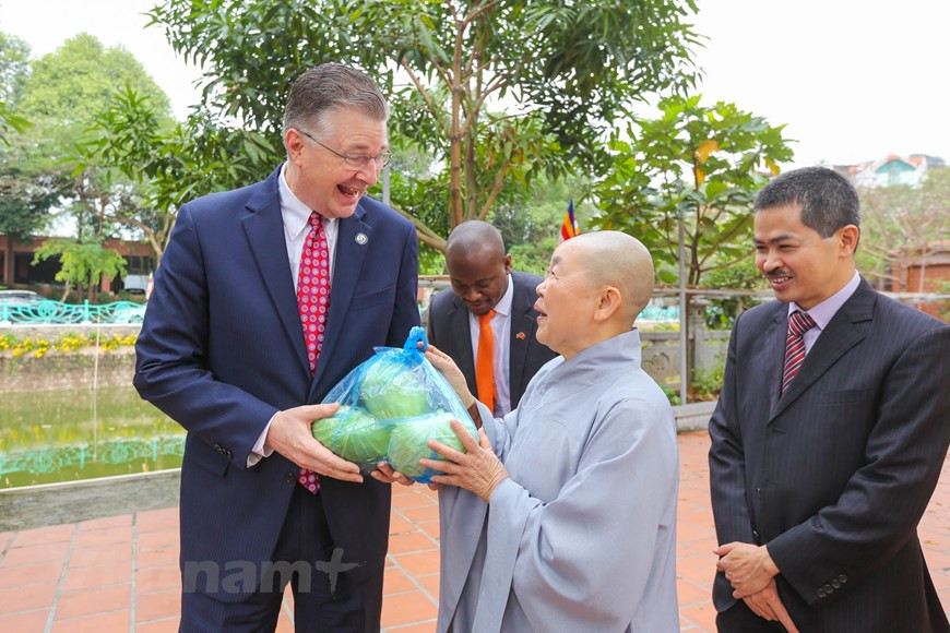 L'ambassadeur Daniel J. Kritenbrink a exprimé sa joie lorsqu'il obtenait des choux plantés dans la pagode par Thich Dam Thanh. Photo:VietnamPlus
