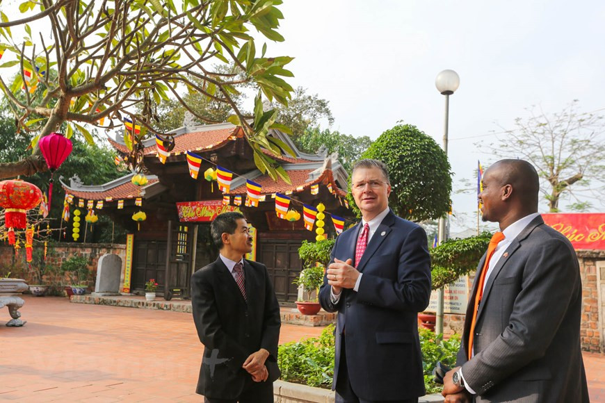 L'ambassadeur des Etats-Unis au Vietnam, Daniel J. Kritenbrink, est venu le 16 janvier à la pagode de Kim Liên à Hanoï, où il a exécuté un rituel traditionnel du Nouvel An lunaire (Têt) vietnamien consistant à relâcher des carpes dans un lac pour faire ses adieux aux Génies du Foyer. Photo: VietnamPlus