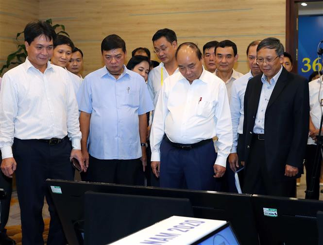 Le chef du gouvernement a souligné l’importance d’un bon fonctionnement du système technique durant le 36e Sommet de l’ASEAN qui serait organisé sous forme de visioconférence. Photo: VNA 
