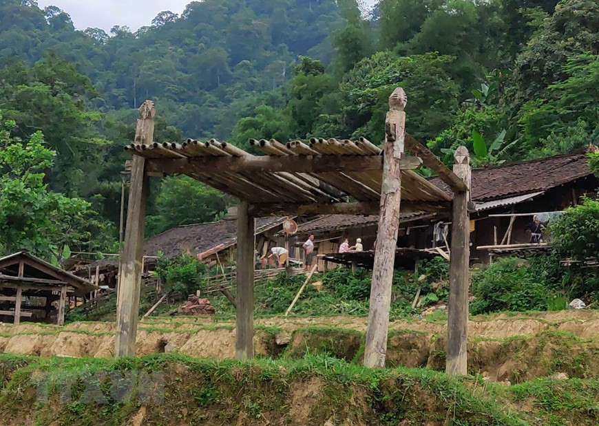 Les villageois gardent toujours les planchers en bois érigés au milieu du champ comme lieu pour effectuer des rituels traditionnels. Photo: VNA