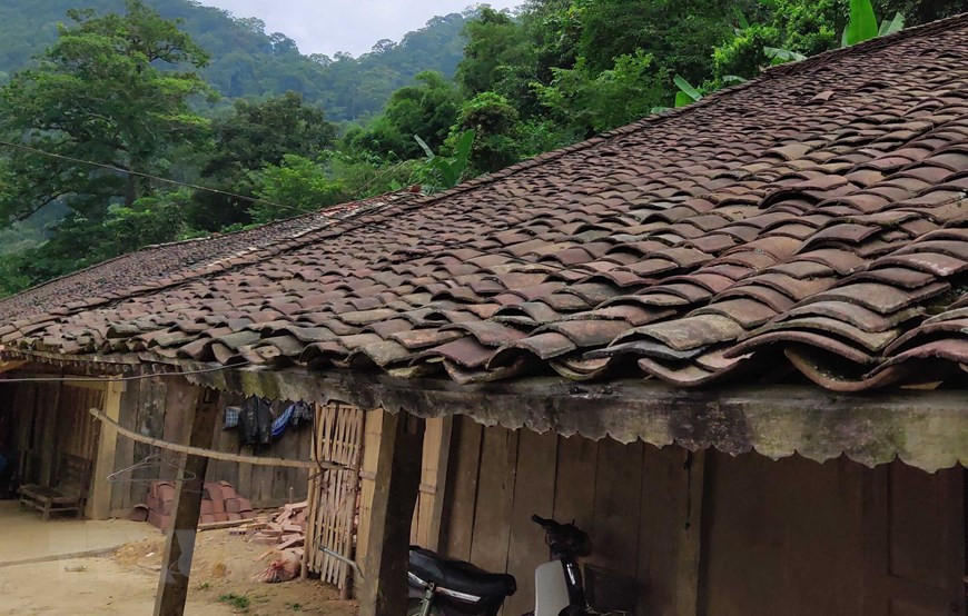 Toit couvert de tuiles yin-yang au village de Hoai Khao. Photo: VNA