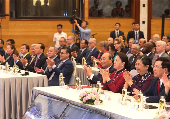 Le Premier ministre Nguyên Xuân Phuc, président de l’ASEAN 2020 et la présidente de l’Assemblée nationale du Vietnam, Nguyên Thi Kim Ngân, présidente de la 41e Assemblée interparlementaire de l’ASEAN ont participé vendredi matin 26 juin à la cérémonie d’ouverture du 36e Sommet de l’ASEAN sous forme de visioconférence au Centre des conférences internationales, à Hanoï. Photo: VNA