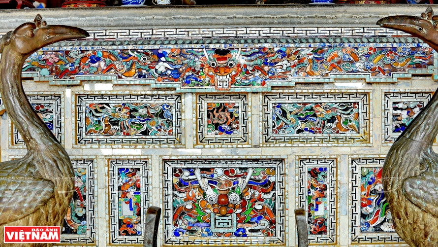 Des décorations minutieuses sur un mur du palais intérieur. Photo: VNP