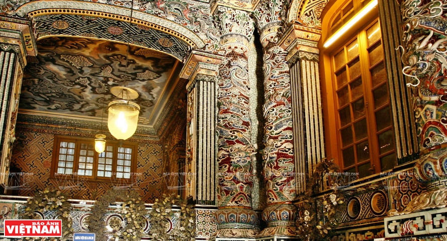 Mosaïque de porcelaine avec motifs artistiques traditionnels. Photo: VNP