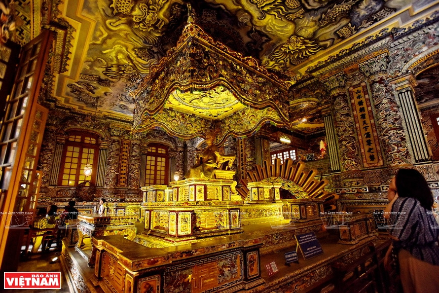 Les effets d'éclairage font que les mosaïques dans le palais intérieur deviennent lumineuses et féériques. Photo: VNP