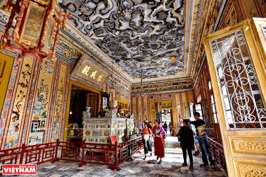 Les quatre façades du palais intérieur sont décorées par des mosaïques de porcelaine. Photo: VNP