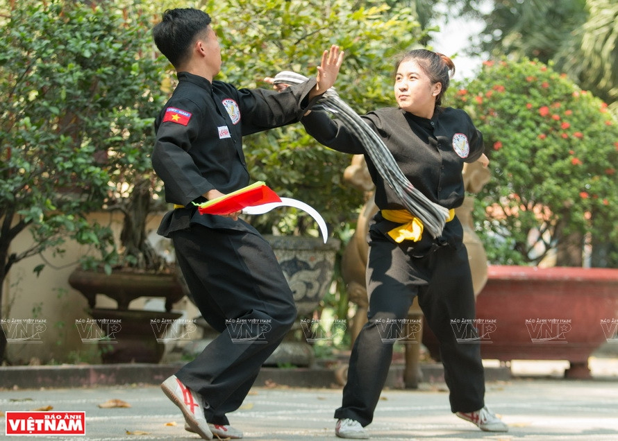 Le « khan ran » est à la fois un accessoire et une arme défensive. Photo: VNP