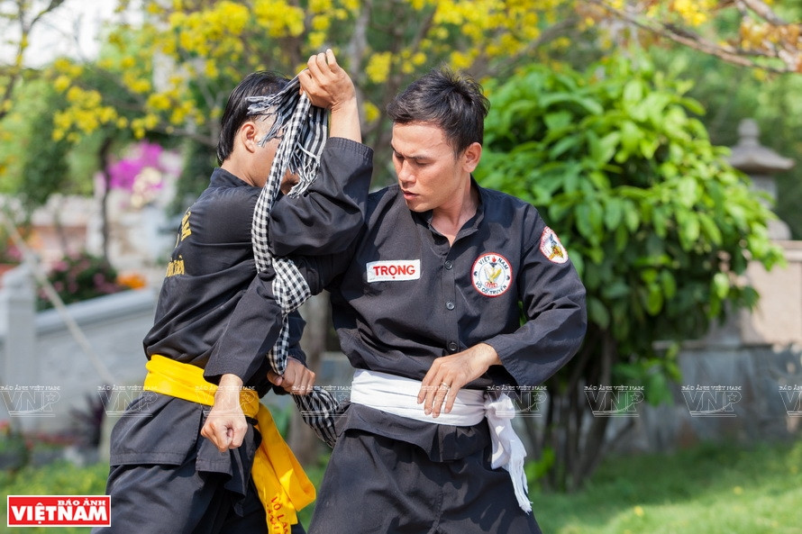 L’adversaire est attaché par le « khan ran ». Photo: VNP