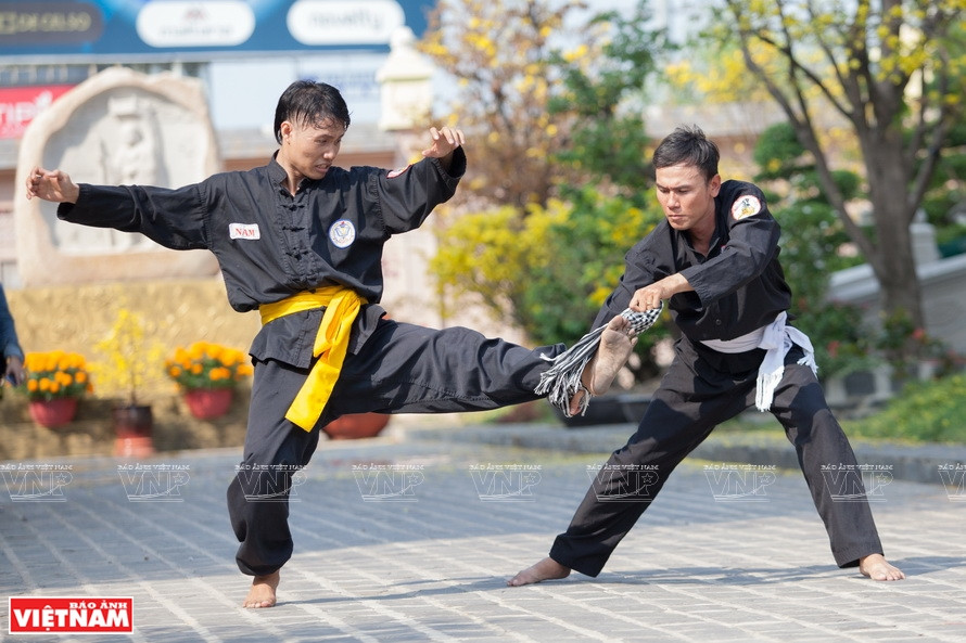 Le pied de l’adversaire est attaché par le « khan ran ». Photo: VNP