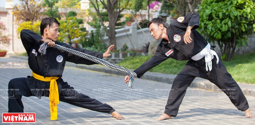 La main de l’adversaire est attachée par le « khan ran ». Photo: VNP