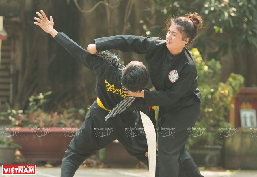 Enlacer son adversaire par le « khan ran ». Photo: VNP