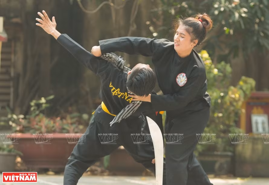 Enlacer son adversaire par le « khan ran ». Photo: VNP 