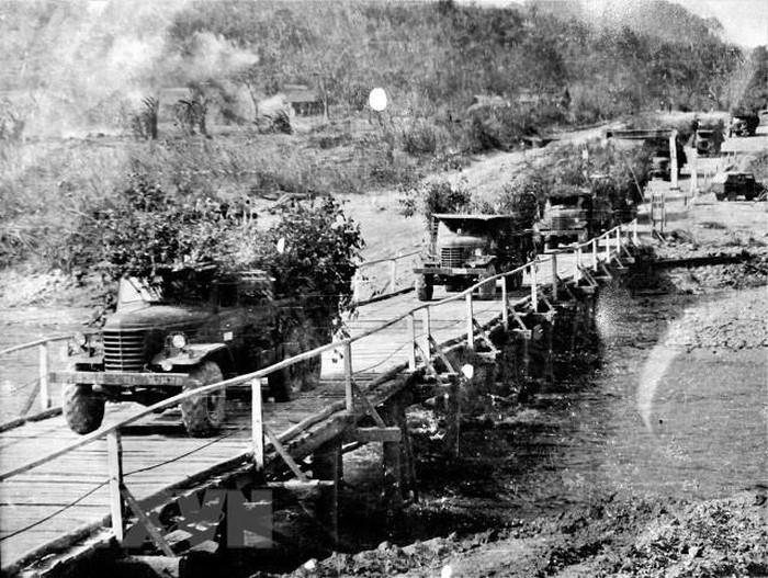 Un convoi de camions sur la piste de Truong Son en 1966.