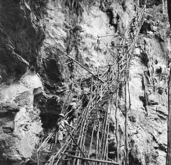 Un pont de troncs d'arbres fut créé par des génies de la 4ème zone militaire. 