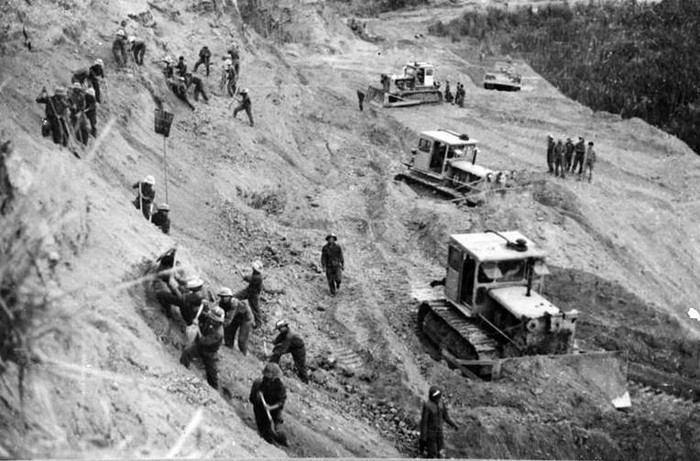 Pendant 16 ans (1959 - 1975), surmontant de nombreuses épreuves et sacrifices, des soldats et jeunes volontaires vietnamiens construisirent la piste légendaire de Truong Son-Ho Chi Minh, contribuant de manière importante à la victoire contre l’impérialisme américain. Cette piste devint le symbole de l'héroïsme révolutionnaire vietnamien au XXe siècle.