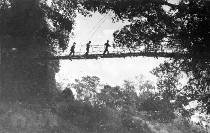 Durant 16 ans, des soldats à Truong Son construisirent plus de 20.000 km de routes, 1.400 km de pipelines, 3.140 km de routes secrètes pour les voitures et les marchandises de jour, et des milliers de ponts et d’égouts souterrains. 