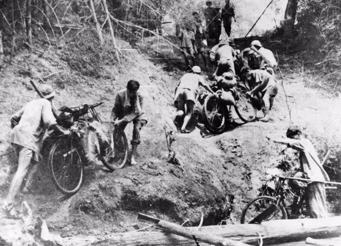 Dans la première phase de résistance, notre armée disposa de transports rudimentaires par hottes et bicyclettes.