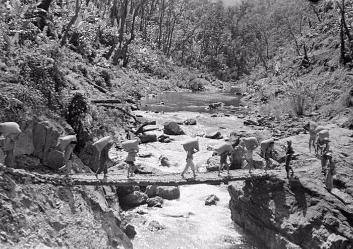 Transport de marchandises vers le front du Sud sur la piste de Truong Son (segment passant par la province de Quang Binh).