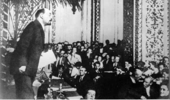 L'avènement de l'Internationale communiste (IIIe Internationale) en mars 1919 a favorisé le fort développement du mouvement communiste et des travailleurs internationaux. Pour le Vietnam, l'Internationale communiste joua un rôle important dans la propagation du marxisme-léninisme et la création du Parti communiste du Vietnam.