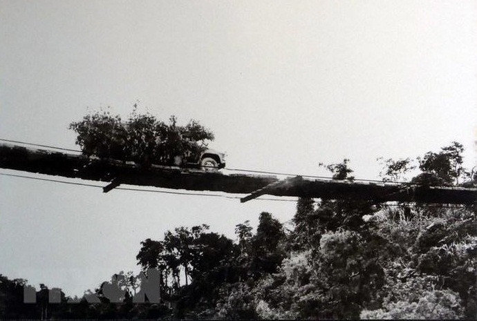 Le pont suspendu traversant la rivière Ta Le, fut construit par le bataillon de génie No33. Il dura 6 ans, aidant des milliers de passages en toute sécurité à travers la rivière jusqu'au front. 