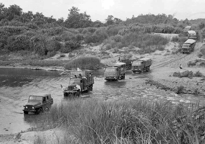 Par tous les moyens rudimentaires et motorisés, des soldats vietnamiens transportèrent des milliers de tonnes de marchandises le long de la piste de Truong Son, au service de la campagne du Tay Nguyen (Hauts Plateaux du Centre), ouvrant l'Offensive générale du printemps 1975.