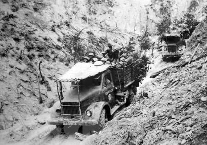 Deux ans après sa mise au trafic, notre armée commença à utiliser des véhicules à moteur sur cette piste. 