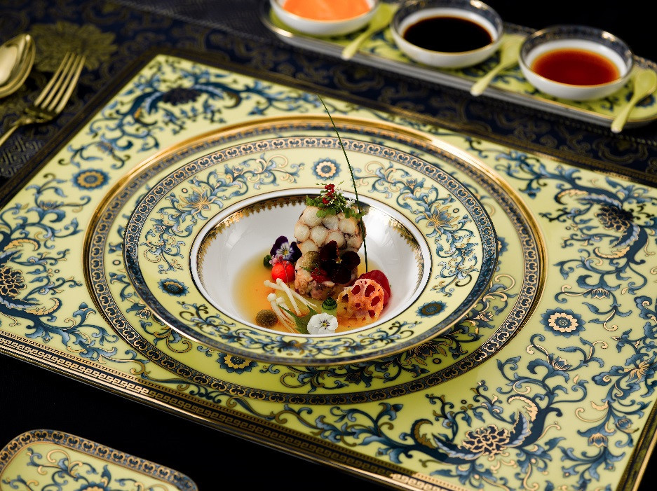 Une assiette et le service de vaisselle