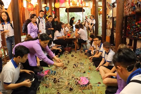 Les jeunes apprennent à faire des lanternes made in Hôi An à l’usine de fabrication de lanternes Dé Lantana, fondée depuis une dizaine d’années, à l’ancienne cité Hôi An.
