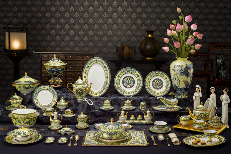 Les articles utilisés pour l’APEC 2017 ont été conçus avec des couleurs où dominent le jaune clair et le bleu cobalt. Le motif décoratif principal est le lotus - fleur emblématique du Vietnam, à quoi s’ajoutent des motifs de fougère qui symbolisent la noblesse, l’harmonie et la persévérance. 