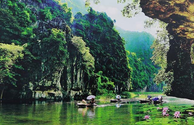 Rayons de soleil sur la grotte de Tam Côc.