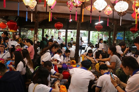 Les jeunes se mettent à faire des lanternes made in Hôi An à l’usine de fabrication de lanternes Hà Linh, l’une des plus importantes de l’ancienne cité Hôi An.