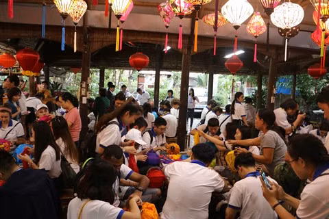 Les jeunes se mettent à faire des lanternes made in Hôi An à l’usine de fabrication de lanternes Hà Linh, l’une des plus importantes de l’ancienne cité Hôi An.