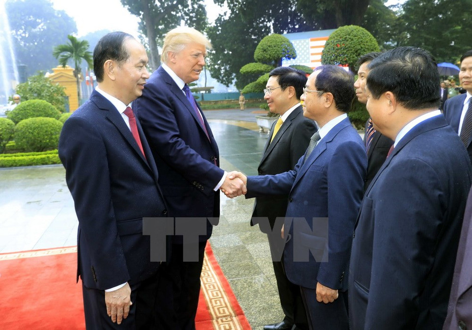 Le président Tran Dai Quang et son homologue américain Donald Trump rencontrent de hauts officiels vietnamiens lors de la cérémonie d'accueil officielle. 