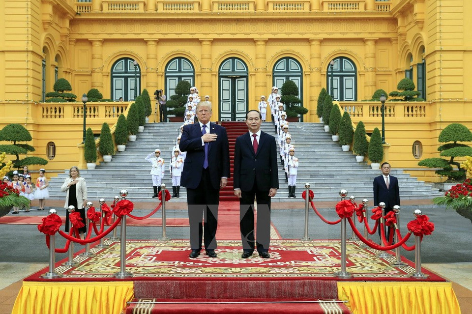 Le président Tran Dai Quang et son homologue américain Donald Trump à la cérémonie d'accueil officielle.