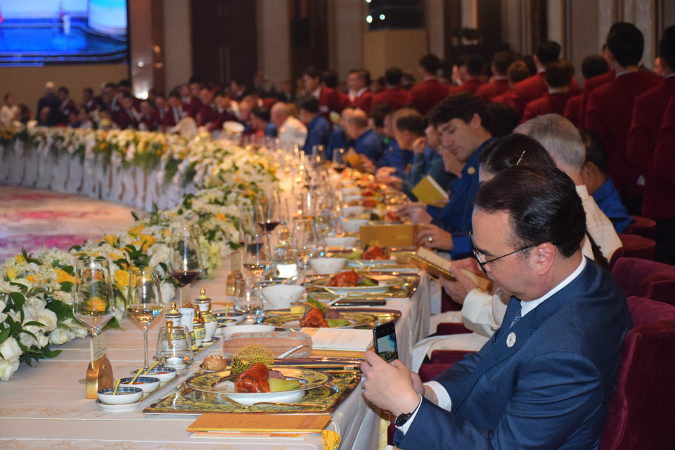 Des participants impressionnés par des produits de Minh Long.