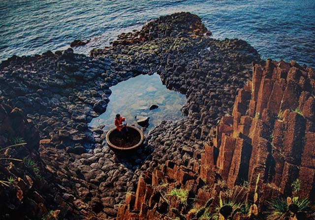 Les récifs au bord de la mer à Phu Yên.