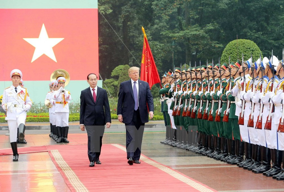 Les présidents Tran Dai Quang et Donald Trump passent en revue la garde d’honneur de l’Armée populaire du Vietnam.