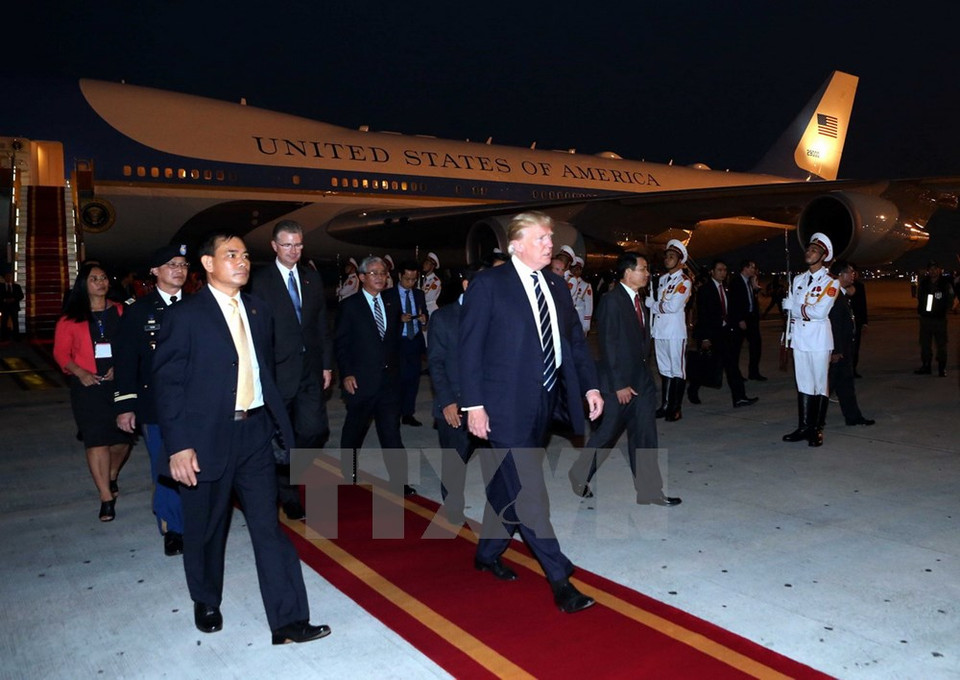 Le président américain Donald Trump marche sur le tapis rouge de l'aéroport de Noi Bai.