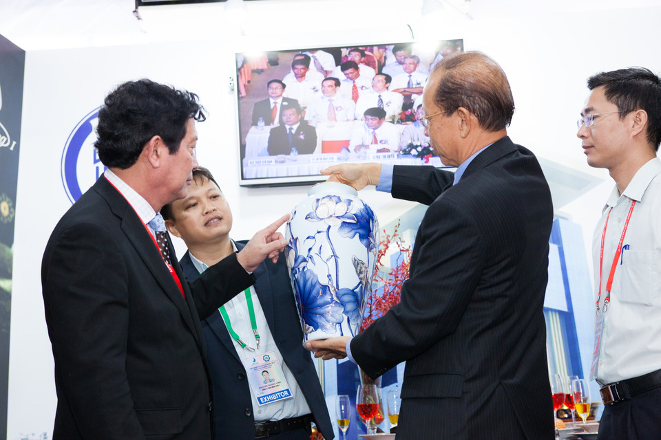 Le vice-ministre de la Culture, des Sports et du Tourisme, Huynh Vinh Ai (gauche) se renseigne sur un produit de Minh Long.