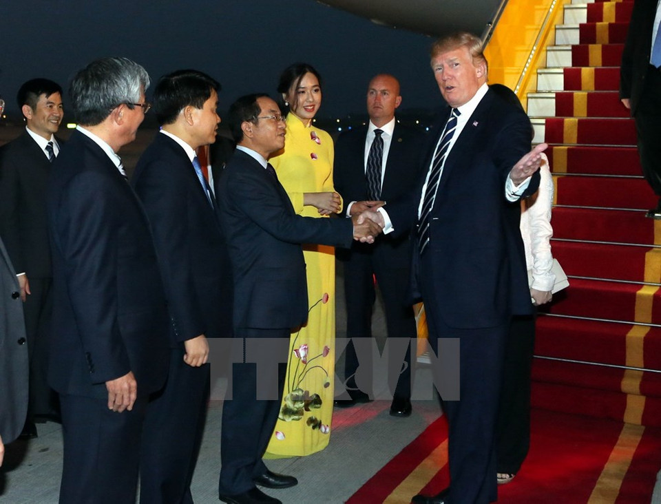La cérémonie d'accueil du président Donald Trump à l'aéroport international de Noi Bai (Hanoï). 