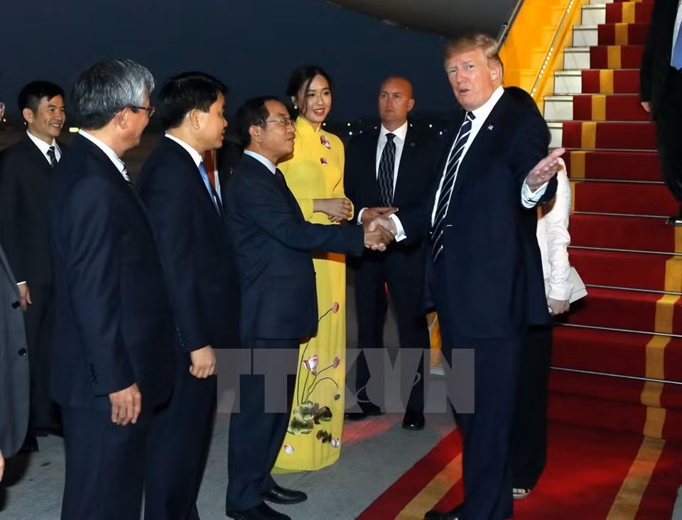 La cérémonie d'accueil du président Donald Trump à l'aéroport international de Noi Bai (Hanoï). 