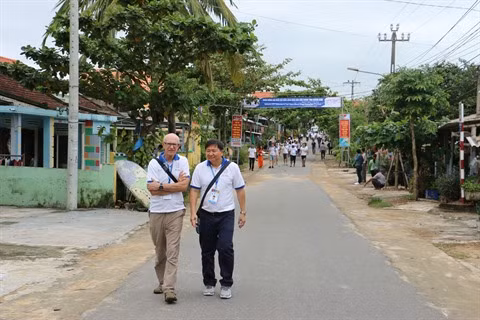 Les jeunes du Forum des Voix du futur longent la rue menant au village Bich Hoa dans la commune de Tam Thanh, ville de Tam Ky. Ce village est embelli par des dessins muraux à la fois simples et charmants, dont beaucoup ont été réalisés par les peintres coréens.