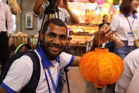 Wiffred Atzier, un jeune représentant de la Papouasie-Nouvelle-Guinée, semble satisfait de son œuvre.